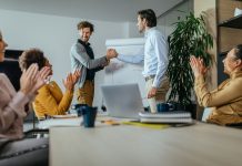 Feedback ao líder fortalece confiança e relações no trabalho