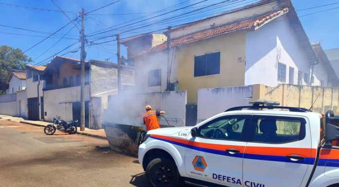 Incêndio em caçamba chama atenção de moradores e mobiliza Defesa Civil em Botucatu