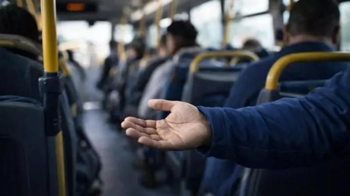 Passageiros relatam abordagens com pedidos de dinheiro dentro de ônibus em Botucatu