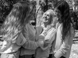 Praça em SP recebe exposição sobre vida urbana em família