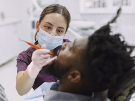 Saúde odontológica atrai brasileiros para clínicas europeias