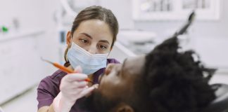 Saúde odontológica atrai brasileiros para clínicas europeias