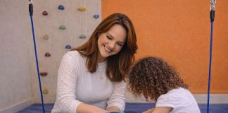 Psicóloga cria kits terapêuticos para suporte ao autismo