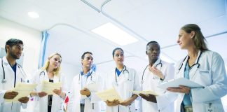 Médicos residentes reivindicam aumento da bolsa