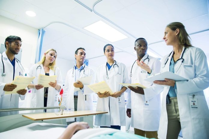 Médicos residentes reivindicam aumento da bolsa