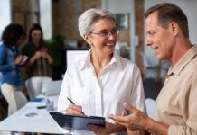 Profissionais 50+ ganham espaço em empregos de base