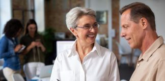 Profissionais 50+ ganham espaço em empregos de base