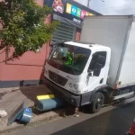 Caminhão perde freio, se move sozinho e atinge parquímetro na Vila dos Lavradores em Botucatu