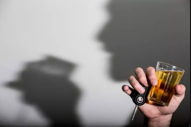 homem-bebida-chave-carro-130426