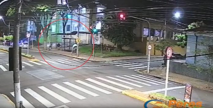 ponto-de-onibus-vandalismo-090426