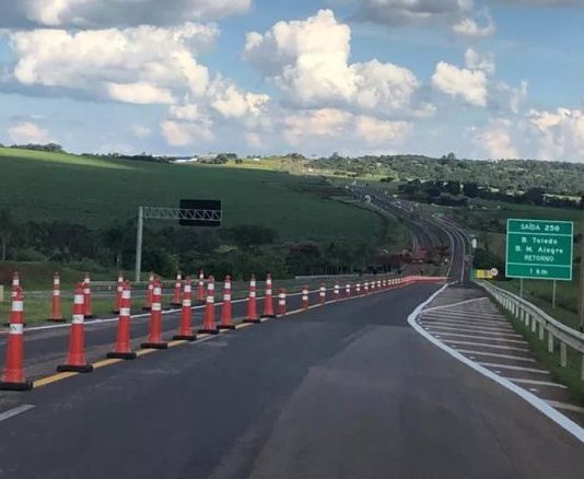 Motoristas denunciam riscos na Marechal Rondon entre Bauru e Botucatu por falhas no asfalto e mato alto
