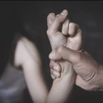 Mulher de 23 anos é agredida durante discussão por ciúmes e caso termina em prisão em Botucatu