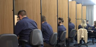 Inteligência artificial monitora chamadas de voz e mensagens