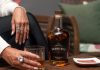 Licor de whiskey americano chega ao mercado brasileiro