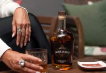 Licor de whiskey americano chega ao mercado brasileiro