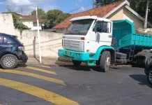 Caminhão perde freio duas vezes, atinge veículos e derruba muro de casa na Vila Maria, em Botucatu