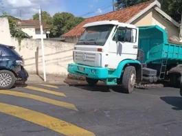 Caminhão perde freio duas vezes, atinge veículos e derruba muro de casa na Vila Maria, em Botucatu