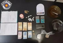“Disk Drogas”: Casal é preso com cocaína, crack e moto furtada em Botucatu