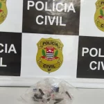 Busca em residência termina com prisão por tráfico e apreensão de droga em veículo