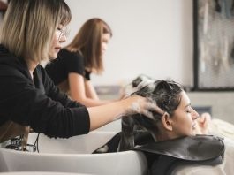 Salões brasileiros adotam ciência no cuidado capilar