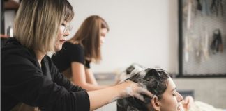 Salões brasileiros adotam ciência no cuidado capilar