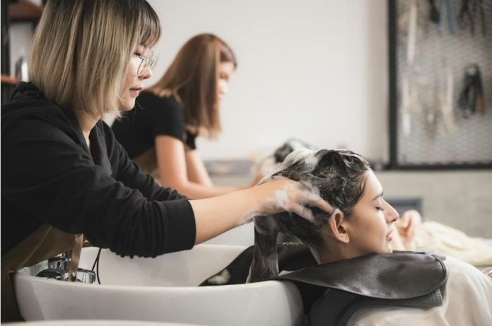 Salões brasileiros adotam ciência no cuidado capilar Salões brasileiros adotam ciência no cuidado capilar