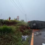 Ônibus que saiu de Botucatu tomba no Paraná e deixa passageiros feridos durante viagem