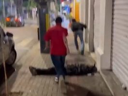 Jovens gravam vídeo correndo e pulando sobre homem em situação de rua em Botucatu