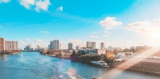 Agência oferece passeios de barco para turistas em Miami