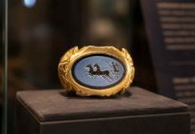 Caminhoneiro encontra anel romano raro com mais de 1.700 anos