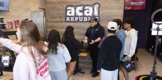 Brasileiros lideram expansão do açaí na Flórida