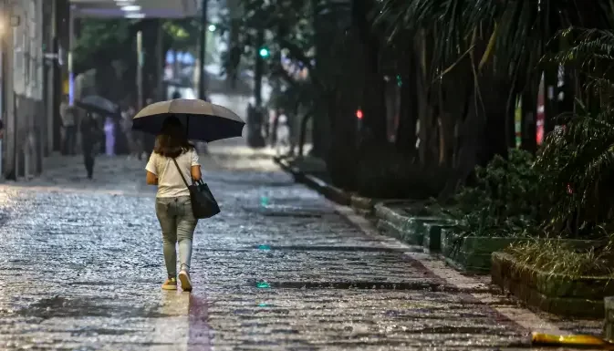 Interior de SP tem alerta para chuva intensa e queda de temperatura nesta terça-feira