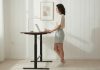 Trabalho híbrido impulsiona a busca por mesas ergonômicas