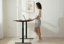 Trabalho híbrido impulsiona a busca por mesas ergonômicas