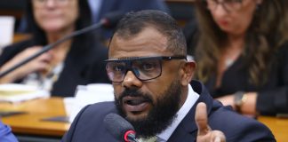 De faixa-preta a deputado: a vida de Da Cunha em videogame De faixa-preta a deputado: a vida de Da Cunha em videogame