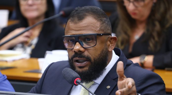 De faixa-preta a deputado: a vida de Da Cunha em videogame De faixa-preta a deputado: a vida de Da Cunha em videogame