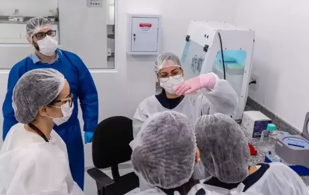 Botucatu ganha laboratório que testa medicamentos em células humanas e projeta 50 empregos na cidade