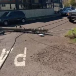 Caminhão derruba poste e motociclista fica ferido em Botucatu