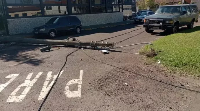 Caminhão derruba poste e motociclista fica ferido em Botucatu