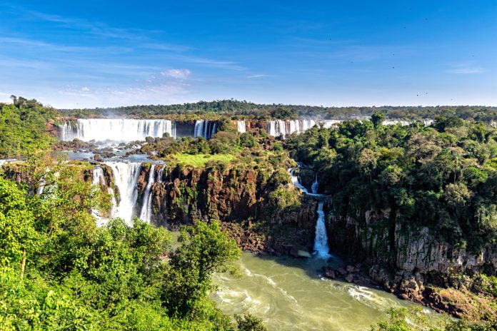 Turismo em expansão impulsiona hotelaria de Foz do Iguaçu Turismo em expansão impulsiona hotelaria de Foz do Iguaçu