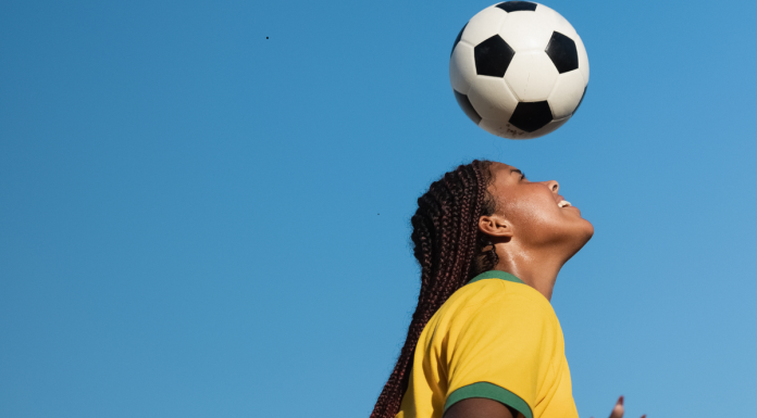 Cabeceios no futebol podem trazer risco de demência