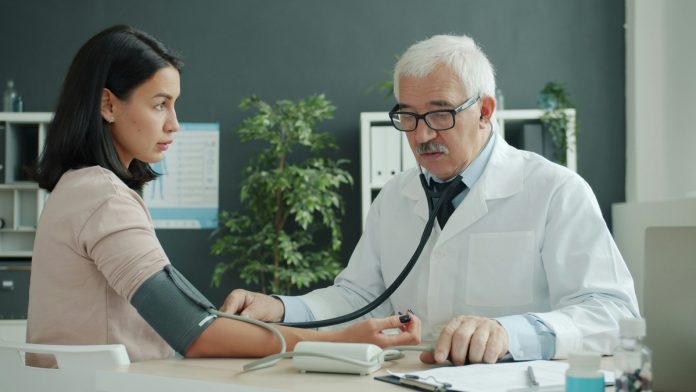 Entenda o papel do clínico médico no cuidado integral Entenda o papel do clínico médico no cuidado integral