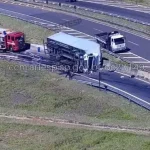 Botucatu: Caminhão carregado com paletes de madeira tomba na alça de saída da Castelinho