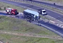 Botucatu: Caminhão carregado com paletes de madeira tomba na alça de saída da Castelinho