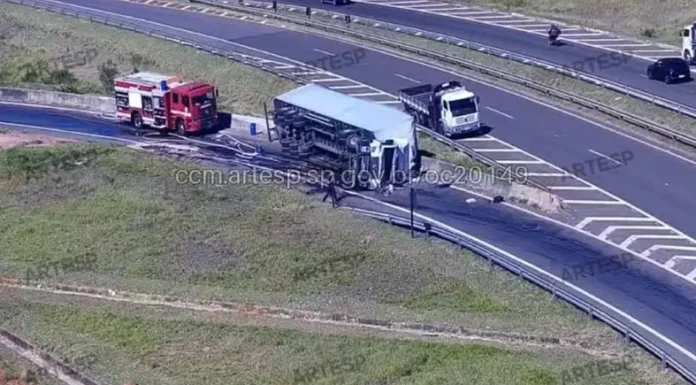 Botucatu: Caminhão carregado com paletes de madeira tomba na alça de saída da Castelinho