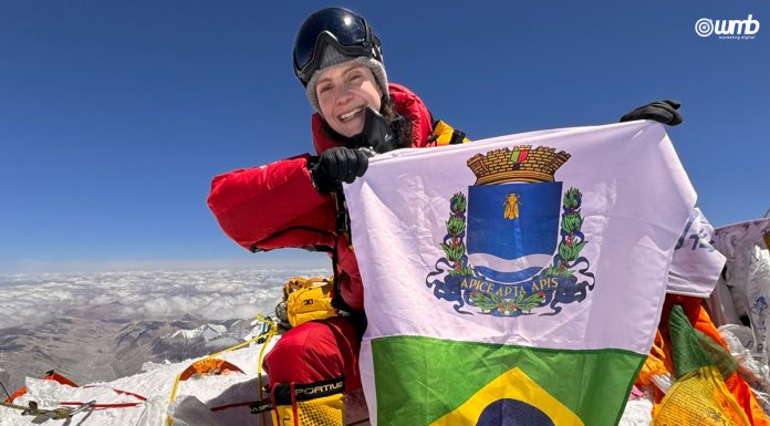 Olivia Bonfim escala Everest e Lhotse e entra no Guinness