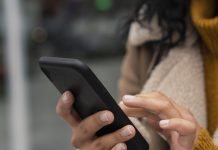Por que os brasileiros estão adiando a compra de smartphones
