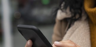Por que os brasileiros estão adiando a compra de smartphones