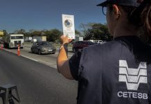 Cetesb multa 12 veículos por emissão irregular de fumaça preta em Botucatu