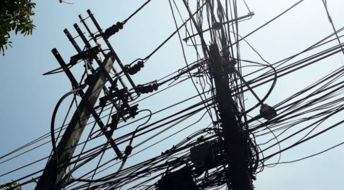 Ligação clandestina de energia em comércio termina com funcionário preso em Botucatu